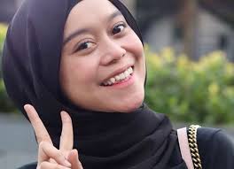 Dia bersama kakaknya bahkan tak segan menonton pertandingan bola di lapangan. Hal 3 Wanita Cantik Sedunia Ini Potret Lesti Kejora Dulu D