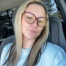 Emily Ashmore's Instagram, Twitter & Facebook