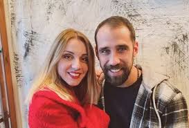 Στην ηλικία των έξι ετών ξεκίνησε να παρακολουθεί μαθήματα χορού και πιάνου στο εθνικό ωδείο κύπρου, λαμβάνοντας δίπλωμα.23 την περίοδο αυτή έδινε συναυλίες στην κυπριακή επαρχία. Foyl Erwteymenh H Matina Nikolaoy To Dhmosio Fili Ston Syntrofo Ths Basilh Porfyrakh Diavaseto Gr