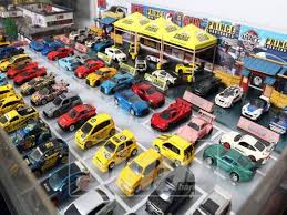 Hot wheels tekli arabaların ve çoklu araba setlerinin yanı sıra kamyonlar, taşıyıcı tırlar gibi büyük araçların yanı hot wheels oyuncak arabalar, sadece çocuklara hitap etmekle kalmıyor, yetişkinler. Tuah Mengidam Kereta Hot Wheels