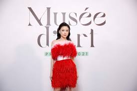 Theo chia sẻ từ ntk, mẫu áo dành cho thanh lam được chọn lựa màu kỹ lưỡng để không quá nặng về hình thức nhưng vẫn đảm bảo sự đẹp mắt, phù hợp độ tuổi và tính chất của một lễ dạm ngõ. Thuá»· Tien A Háº­u PhÆ°Æ¡ng Nga Va Rá»«ng Sao Khoe Sáº¯c Tren Tháº£m Ä'á» Trong Trang Phá»¥c Cá»§a Ntk Tráº§n Hung