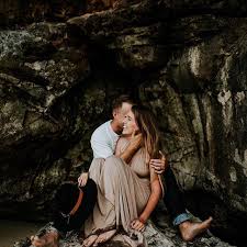 Couple Photography Session With Sena Nelson Eric Nelson In Hawaii By Evie Rupp Couple Photography Romantic Photos Fun Wedding Photography