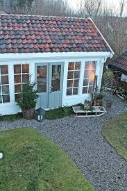 Ein Hellblaues Gartenhaus Mit Grossen Fenstern Weitere Informationen Zu Den Gartenhausern Auf Pineca De Gartenhauser Utomhusrum Stuga Tradgard Tradgardsdesign