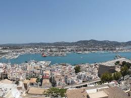 Aslında buraya sadece ada demek çok doğru değil, özgürlüklerin i̇lk akşam otele yerleştiğimiz gibi yorgunluk kelimesini dağarcığımızdan silerek kendimizi gecenin kollarına bıraktık. Ibiza Limani Ibiza Ispanya Sygic Travel