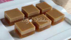 Jika dulu untuk memasak agar agar, kita menggunakan agar agar bertali tapi kini lebih mudah dengan agar agar serbuk sahaja. Agar Agar Santan Gula Melaka Azie Kitchen