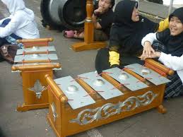 Alat musik angklung adalah alat musik tradisional sunda yang tergolong dalam alat musik idiofon. 12 Alat Musik Tradisional Jawa Barat Dan Penjelasannya Tokopedia Blog