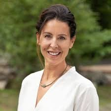 Stephanie Weiss's Instagram, Twitter & Facebook