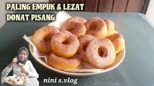 Pancake dengan saus pisang dan stroberi. 8 Resep Olahan Pisang Yang Bisa Dijadikan Ide Jualan