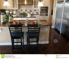 Puedes darle un toque antiguo a tu cocina moderna con armarios con cristales. Diseno Interior De La Cocina Moderna Foto De Archivo Imagen De Interior Moderna 4023466