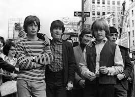 The famed musician made strides over the years due to his powerful performances and incredible dance moves. Vor Funfzig Jahren Starb Der Rolling Stones Gitarrist Brian Jones