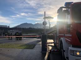 #lariachetira si è aperta un'enorme voragine nel parcheggio interno dell'ospedale del mare a #napoli, dove era stato allestito un covid center. Rmzvtkosv3nnum