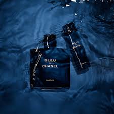 Composé par jacques polge, le maître parfumeur de chanel, bleu de chanel est un boisé frais qui s'ouvre sur des accords hespéridés associés à de la baie rose et de la menthe poivrée. Bleu De Chanel Parfum Herrenduft Chanel