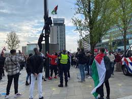 Een wekelijkse rustdag, die wij houden op de zondag, is een opdracht en een geschenk van god. Pro Palestina Demonstratie Utrecht Loopt Uit De Hand Politie Veegt Jaarbeursplein Leeg Algemeen Destentor Nl