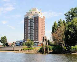 Charging station for electric cars. Mehrstockiges Hotelgebaude Holiday Inn An Der Hamburger Norderelbe Elbbrucke Re Die Spitze Vom Entenwerder Elbpark Und Die Einfahrt Vom Haken Dem Ehem Hafen Von Hamburg Rothenburgsort