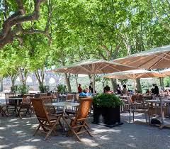 Little has changed since and therefore a visit to la couvertoirade is a step back in time to the fifteenth and sixteenth century with period houses complemented by cosy restaurants and artistry shops. Alle Restaurants Tourismus In Okzitanien