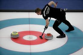 Curling is a growing sport around the world that can be played on arena ice or dedicated ice. La Piedra Que Da Vida Al Curling Vale 450 Euros