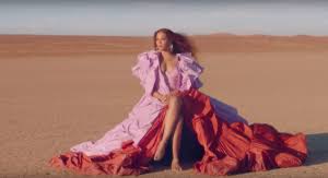 Le lion mufasa, roi des animaux, et son épouse sarabi donnent naissance à simba, un futur héritier. Beyonce Rugit Doublement Sur Les Bo Du Roi Lion