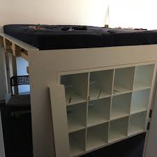 Gerade in wgs oder kinderzimmern kennt man das problem: Selbstgebautes Hochbett Mit Kallax Regalen Als Stauraum Selfmade Kallax Ikea Bett Hochbett Schlafzimmerideen Fur Kleine Raume Kallax Bett Zimmer Madchen