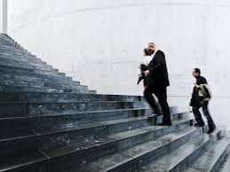 Bei der entscheidung über eine treppe, die außen am haus angebracht und somit zu einem wahren hingucker wird, spielt auch das design eine wesentliche rolle. Aussentreppen Treppen Treppenarten Baunetz Wissen