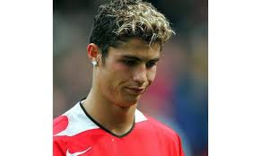 Ronaldo'nun özellikle 2002 yılın da yaptırmış olduğu model, çok dikkat çekmiştir. Ronaldo Nun 13 Farkli Sac Stili