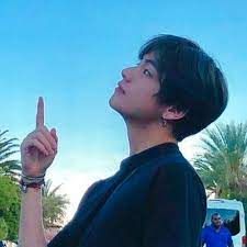 Er postet manchmal was auf twitter, aber mit dem offiziellen gruppenacount @btstwt. Taehyung Videos Taevideos Twitter