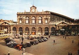 Bienvenue Devant La Gare Lille Flandres En 1954 Bon Voyage Ville Francaise Lille Ville Lille