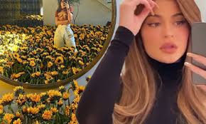 Kylie Jenner Receives A Sea Of Sunflowers On Valentine S Day Possibly From Ex Travis Scott Daily Mail Online