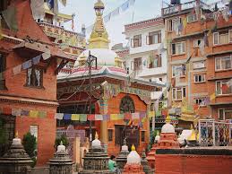 Er grenzt im norden an die volksrepublik china und im osten. Staub Und Fahnen Was In Kathmandu Der Hauptstadt Nepals Zu Sehen Ist Travellizy