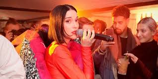 Vincent has teased her next album with a poster campaign. St Vincent Ya Tiene Fecha Para El Lanzamiento De Su Daddy S Home