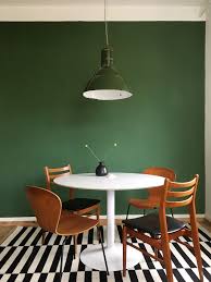 Dunkle Wand Mit Midcentury Mobeln Rundem Tisch Und Vintage Fabriklampe Schwarz Weiss Und Dunkelgrun Origi Haus Wohnzimmer Landliches Wohnzimmer Dunkle Wande