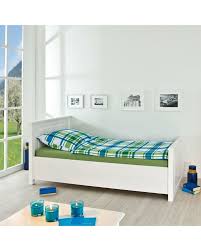 Si tratta di una soluzione estremamente pratica, adottata spesso da numerosi marchi del settore, che offrono questo modello sovente imbottito e quasi sempre in tessuto sfoderabile, dunque. Letto Singolo Dana Legno Massello Bianco O Naturale Vedo E Arredo