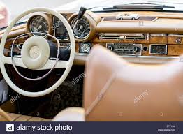 L Interieur De La Mercedes Oldtimer Dans Une Couleur Beige Et Blanc Recouvert De Cuir Et De Bois Pforzheim Allemagne 07 10 2018 Photo Stock Alamy
