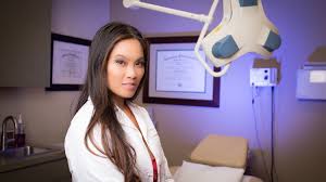 Pimple popper recently treated a patient with six small cysts on her rib cage and back that contained tiny pearls, which she showed viewers under a microscope after she extracted them. Dr Sandra Lee Ist Die Konigin Der Pickel Ausdruck Fetischisten