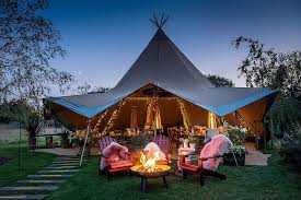 London's restaurants, pubs, cafes, and bars reopen for indoor service from 17 may, with the rule of six in place. Coronavirus Uk Pub Landlords Set Up Marquees So People Can Meet Outside Daily Mail Online