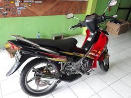 Selain itu, pelek jarinya dilapisi dengan ban berukuran kecil untuk menambah kesan ganteng pada motor ini, serta bagian suspensinya diganti dengan. Bebek Terkencang Di Masanya Biaya Restorasi Suzuki Satria 2 Tak Cuma Segini Sob Semua Halaman Gridoto Com