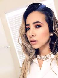 Elizabeth Solis's Instagram, Twitter & Facebook