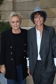 En 2009, anne le nen et muriel robin avaient déjà officialisé leur union en se pacsant et auraient même envisagé d'aller plus loin il y a quelques années, avec un beau mariage. Muriel Robin Et Anne Le Nen Quelque Chose De Fort Nous A Liees Instantanement