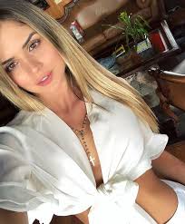 VALERIA DUQUE 🔱 en Instagram: “🌟2018🌟 🙏🏼🙌🏼👆🏼👁 #graciasDios Mi  camándula de @bracarlijoyas”