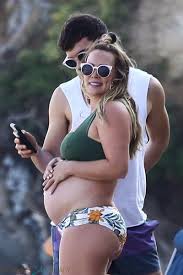 Pregnant Hilary Duff Shows Off Her Baby Bump At The Beach During A Date With Matthew Koma Hilary Duff Pregnant Pregnant Bikini The Duff