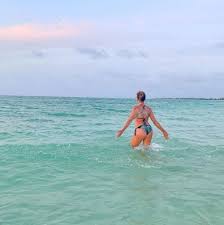 «l'amante appare in sogno a bettino». Claudia Gerini Esagerata Bikini Striminzito Lato B Esplosivo Fisico Top Foto