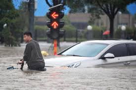 Subway riders in zhengzhou in china's henan province found themselves trapped by rising floodwaters on tuesday as rivers burst their banks, pouring into streets and disrupting train services after 200mm of rain fell in one hour. 0uleideeayoidm