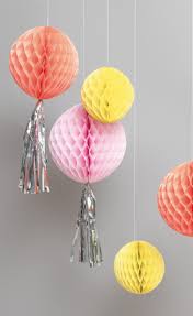 Partydeko Aus Wabenpapierballen Und Quasten Partydeko Luftballons Girlanden