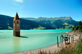 The series is set in the iconic location of curon venosta, featuring the characteristic submerged belltower. Datei Curon Venosta Passo Resia Panoramio Jpg Wikipedia