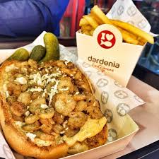 wall street karides sandvic izgara karides mayonez tulum peyniri kereviz sosu ile yaninda patates kizartmasi ve tursu dardenia yemek sandvi c karides