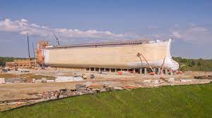 Zwischen diesen beiden angaben liegen also nur 100 jahre, in denen seine drei söhne heranwachsen mussten und reif geworden waren, sich zu verheiraten, um dann nach gottes auftrag die arche zu bauen. Ark Encounter In Kentucky Ken Hams Neue Arche Sz Magazin