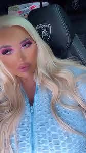 Amber Foran's Instagram, Twitter & Facebook