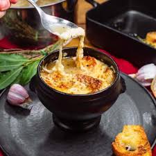 La Recette Facile De La Soupe A L Oignon Gratinee Par Youcook Recette Soupe A L Oignon Soupe A L Oignon Gratinee Recette