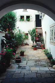 Er deckt sich nicht mit der botanischen definition krautiger pflanzen. Haydn Krautergarten Regiowiki