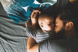 Dabei laufen, rennen und springen sie durch die gegend und bringen lautstark ihre freude zum ausdruck. Laufen Lernen Wie Und Wann Lernen Babys Laufen Eltern De