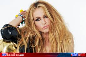 Dos años después, con el apoyo de su madre, rubio también se aventuró con una carrera en solitario y, en 1992, publicó su primer trabajo como solista, la chica dorada, bajo el sello de emi. Hoy Tamaulipas Paulina Rubio La Chica Dorada Que Apoya A Artistas Mayores De 60 Anios